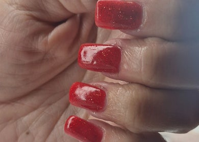 Ongles rouges brillants à La Belle Vie-Salon mobile, Howick, Québec, CA. Manucure élégante et moderne.