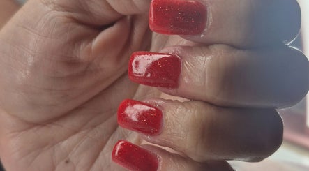 Ongles rouges brillants à La Belle Vie-Salon mobile, Howick, Québec, CA. Manucure élégante et moderne.