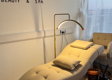 Relaxing spa room at Melina’s Beauty Ltd in Bexley, England, GB with a comfy treatment chair and soft lighting.