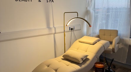 Relaxing spa room at Melina’s Beauty Ltd in Bexley, England, GB with a comfy treatment chair and soft lighting.