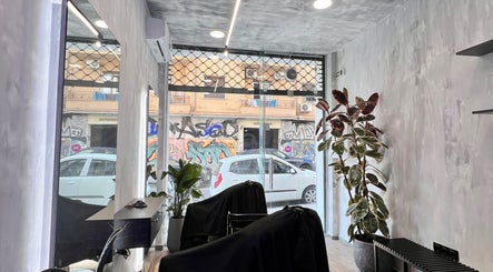 Εσωτερικός χώρος του Hykos hair studio στη Θεσσαλονίκη, Κεντρική Μακεδονία, GR με μοντέρνα διακόσμηση και φυτά.