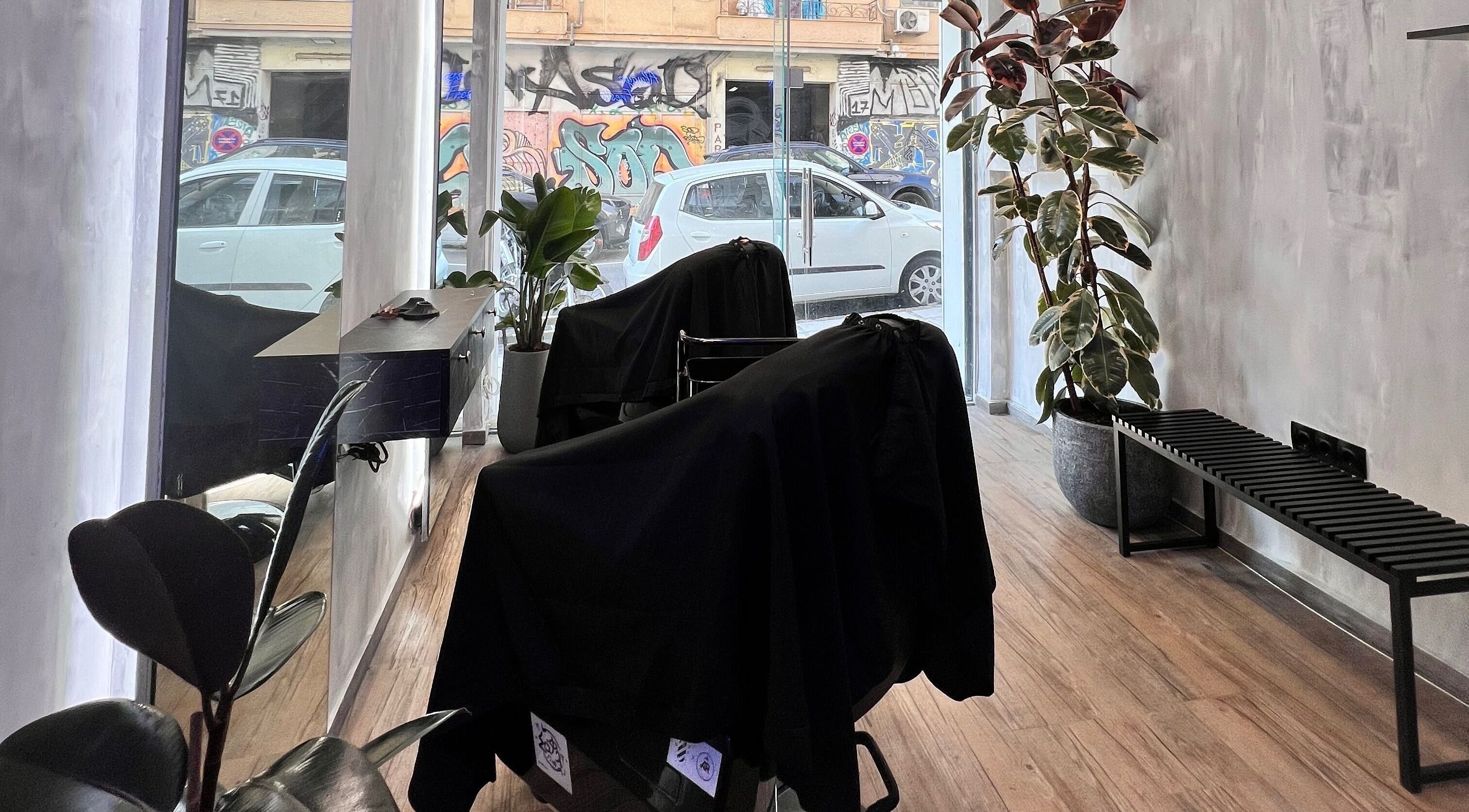 Κομψό εσωτερικό Hykos hair studio στη Θεσσαλονίκη, Κεντρική Μακεδονία με μοντέρνα διακόσμηση.