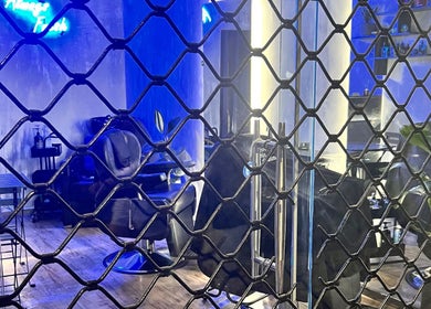 Εσωτερικό του Hykos hair studio στη Θεσσαλονίκη, Κεντρική Μακεδονία, GR με φωτεινό και στιλάτο περιβάλλον.