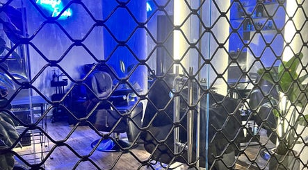 Εσωτερικό του Hykos hair studio στη Θεσσαλονίκη, Κεντρική Μακεδονία, GR με φωτεινό και στιλάτο περιβάλλον.