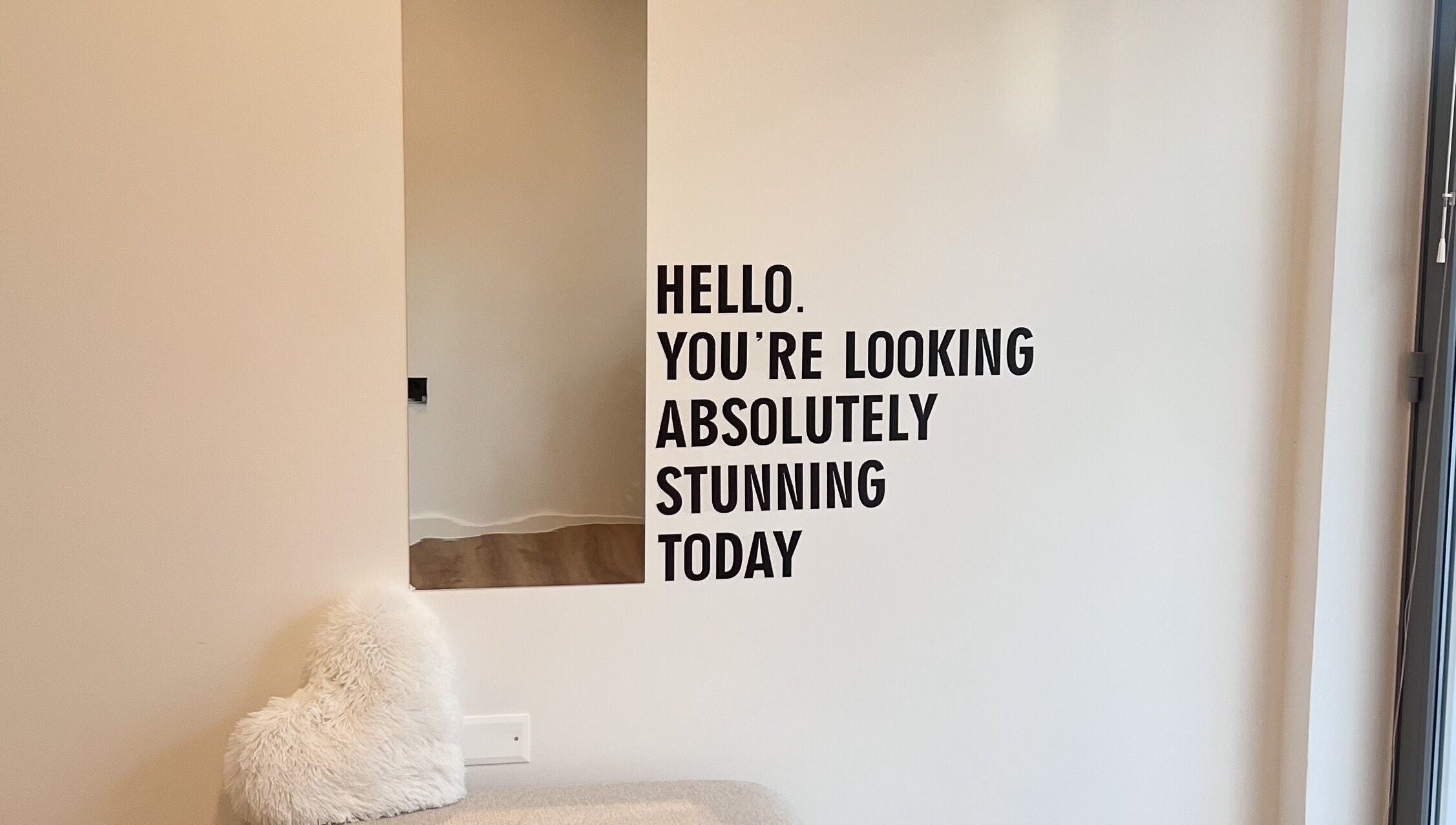 Stena s citatom in ogledalom v ZAVIA'S STUDIO, Ljubljana - Črnuče, Ljubljana, SI.