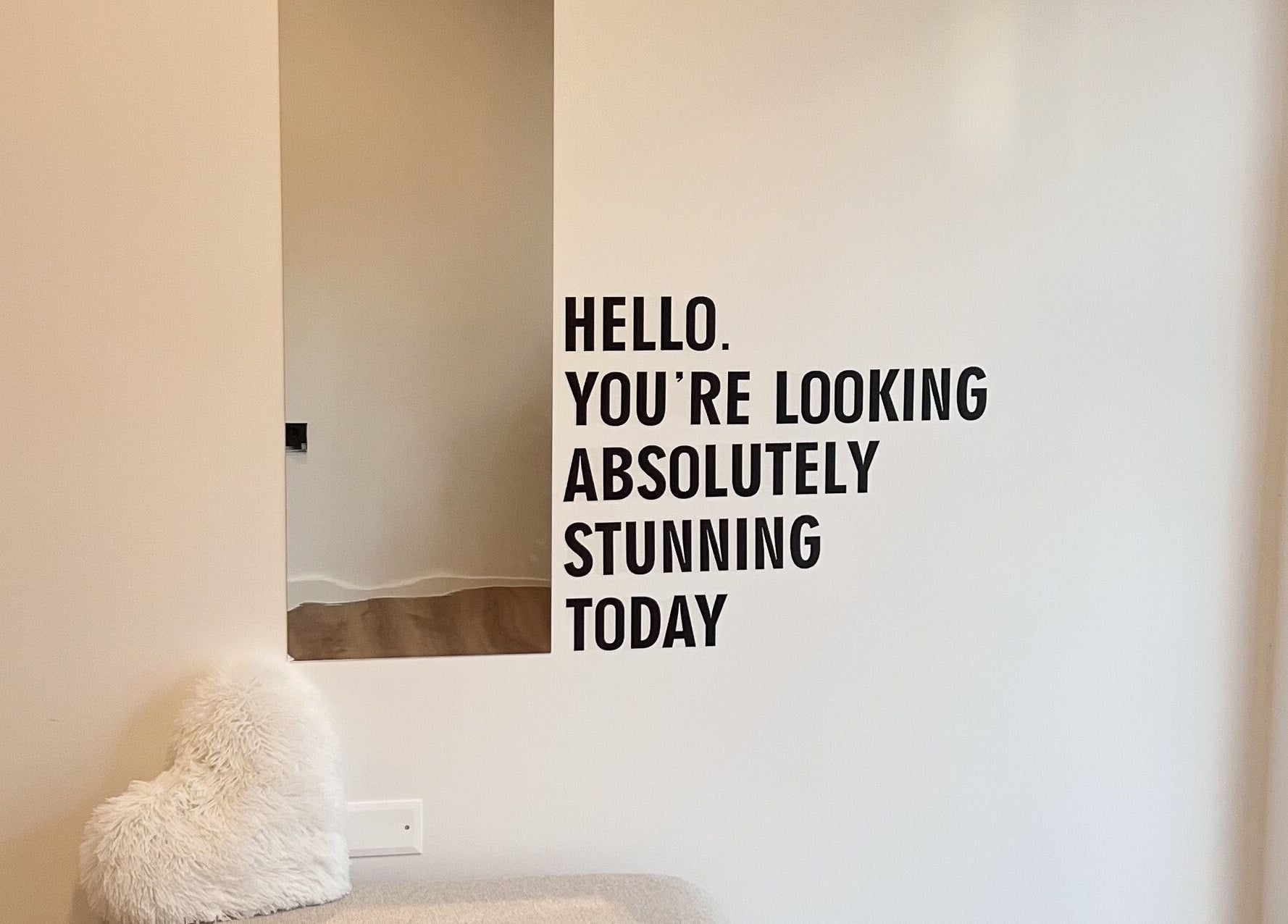 Stena s citatom in ogledalom v ZAVIA'S STUDIO, Ljubljana - Črnuče, Ljubljana, SI.