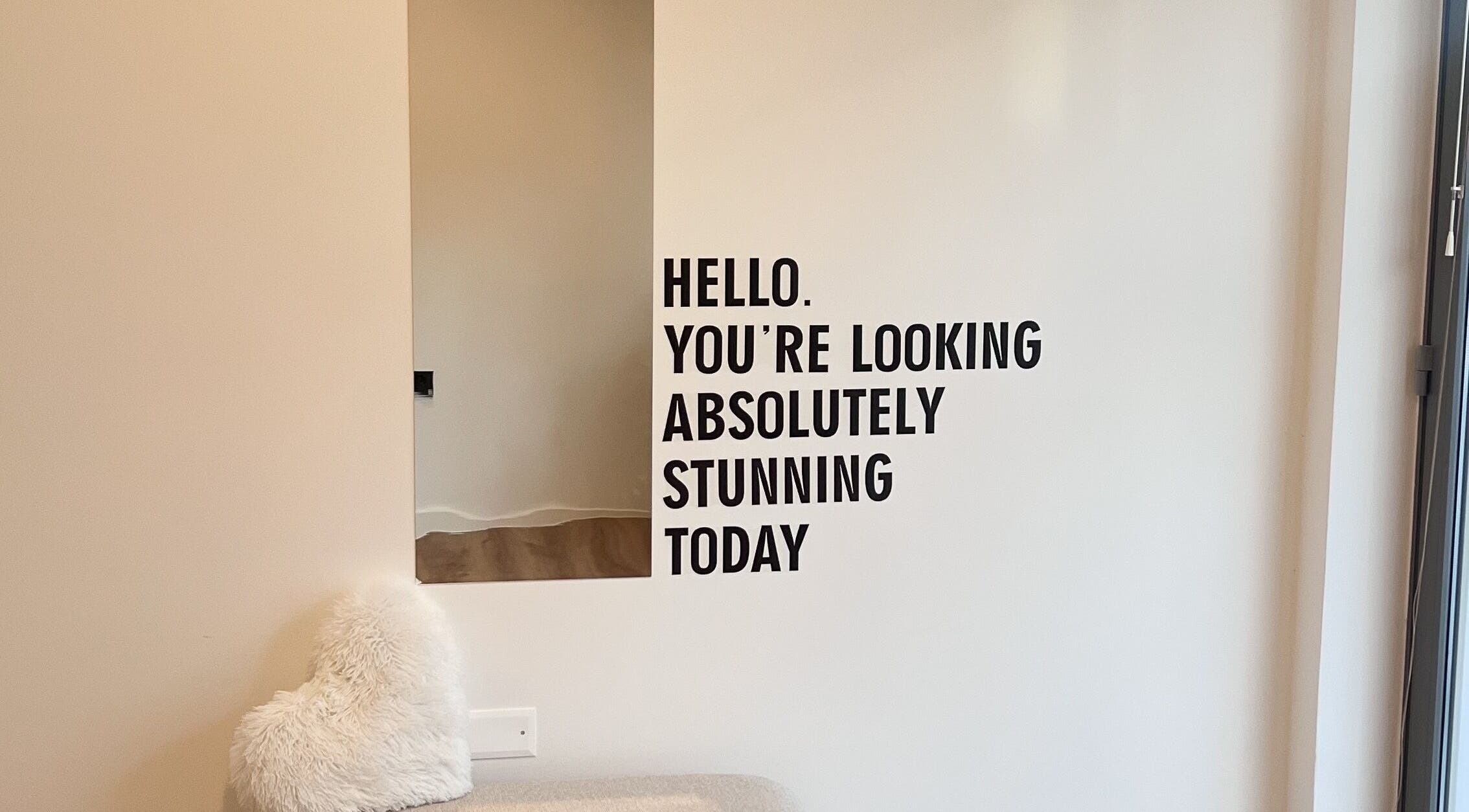 Stena s citatom in ogledalom v ZAVIA'S STUDIO, Ljubljana - Črnuče, Ljubljana, SI.