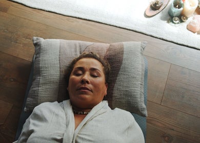 Person relaxing during a calming session at La Rosa Blanca | Reiki & Yoga in Glasgow, Scotland, GB.