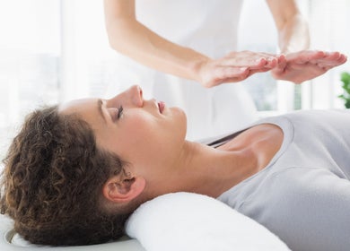 Reiki session at La Rosa Blanca | Reiki & Yoga in Glasgow, Scotland, GB, promoting relaxation and wellness.