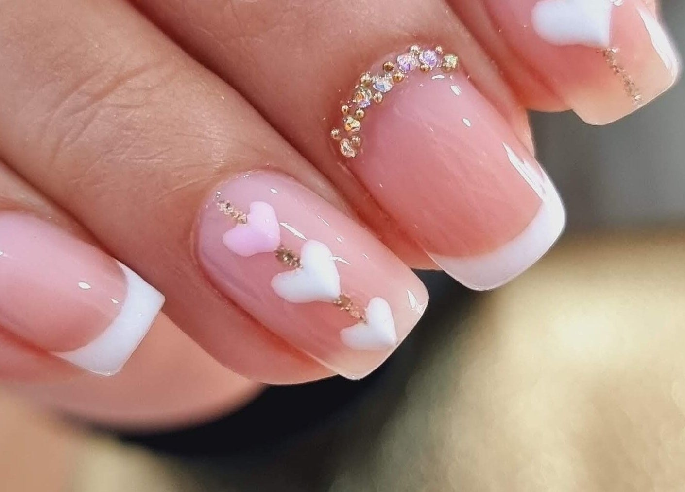 Uñas con diseño de corazones y pedrería en Mary Nails, Pueblo Libre, Provincia De Lima, PE.