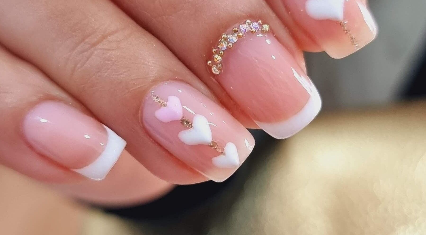 Uñas con diseño de corazones y pedrería en Mary Nails, Pueblo Libre, Provincia De Lima, PE.