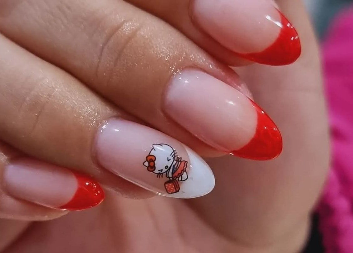 Uñas decoradas con diseño rojo en Mary Nails, Pueblo Libre, Provincia De Lima, PE.