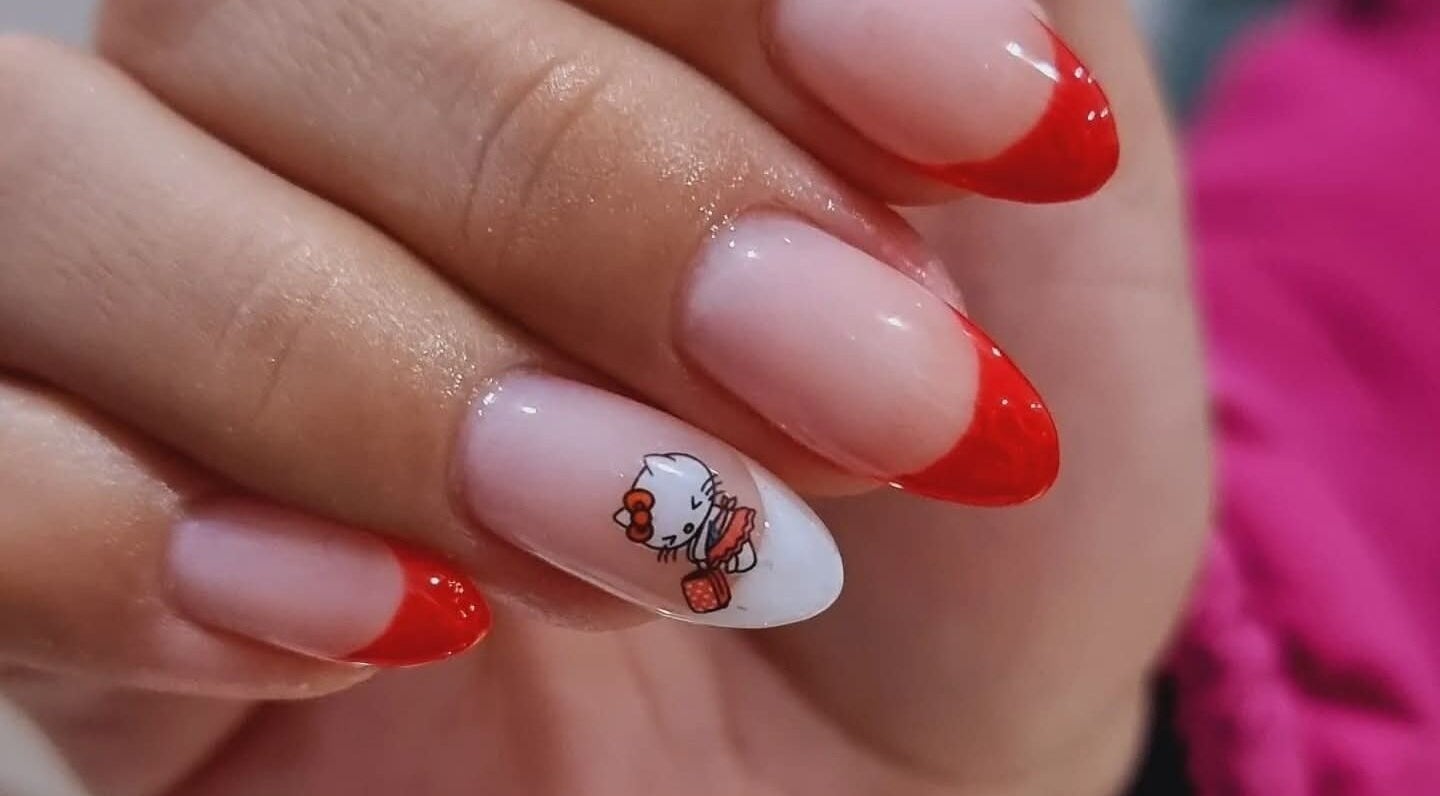 Uñas decoradas con diseño rojo en Mary Nails, Pueblo Libre, Provincia De Lima, PE.