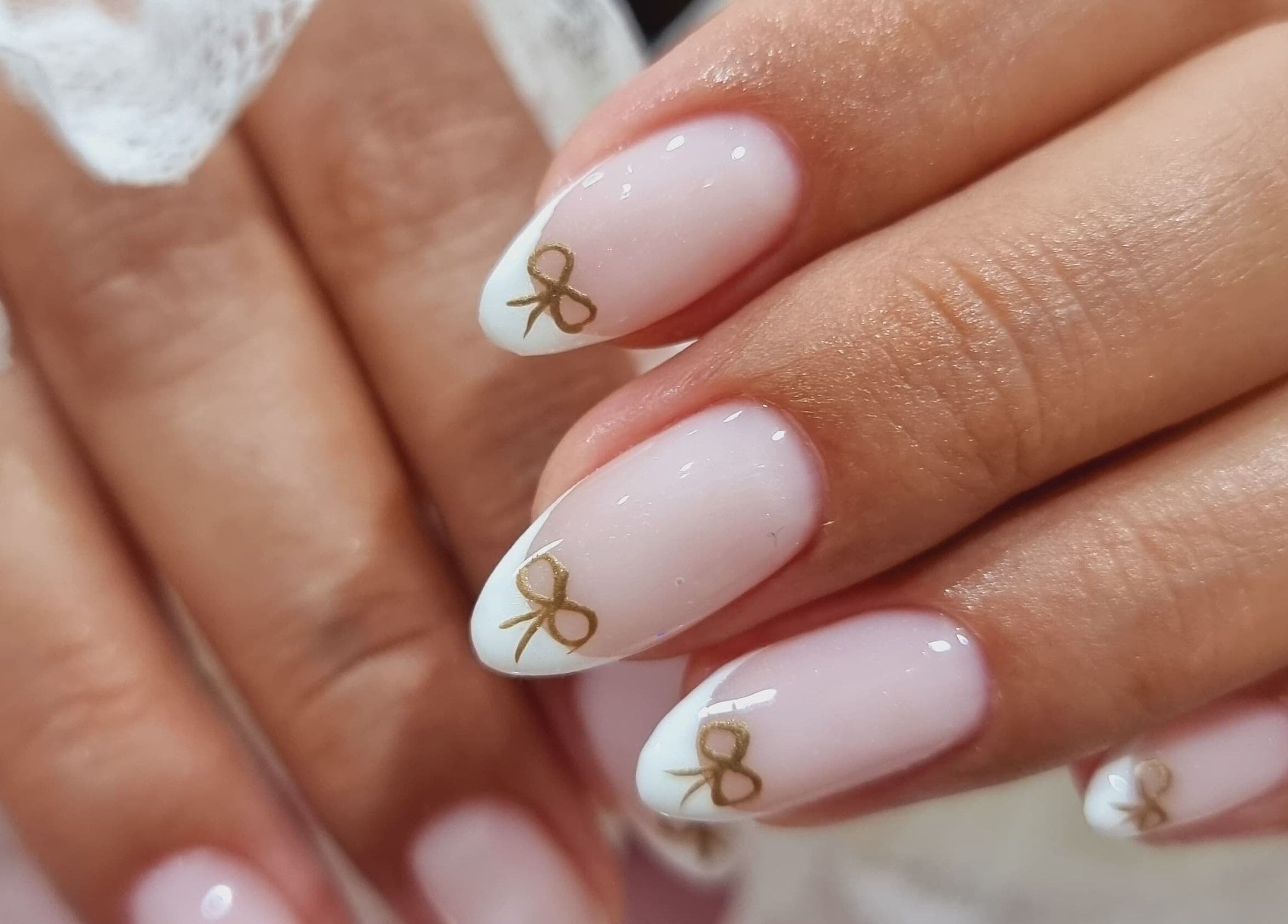 Elegante manicura francesa con lazos en Mary Nails, Pueblo Libre, Provincia De Lima, PE.