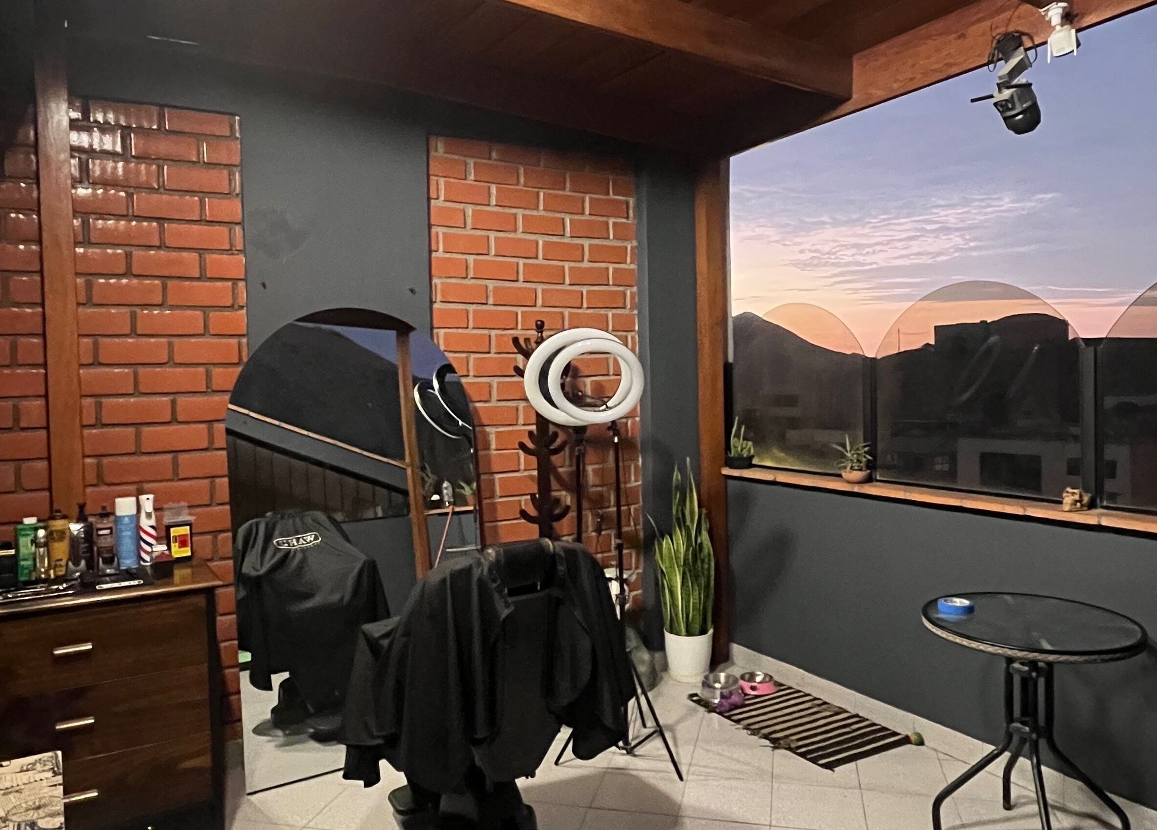 Interior acogedor de Randy Chang Barberstudio en La Molina, Provincia De Lima, PE, con vista al atardecer.