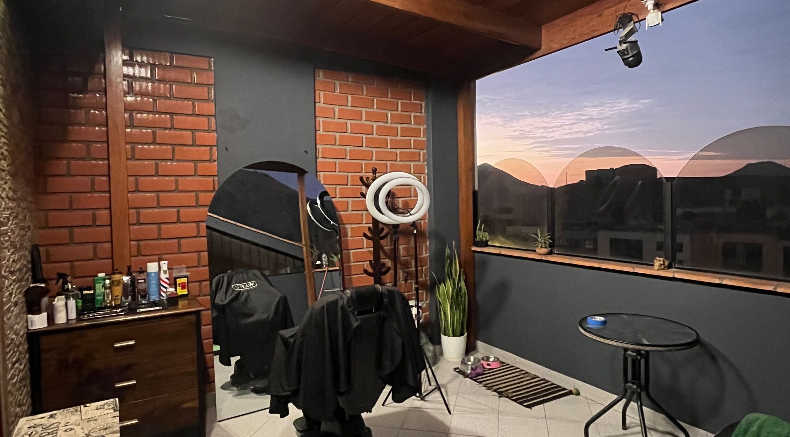 Interior acogedor de Randy Chang Barberstudio en La Molina, Provincia De Lima, PE, con vista al atardecer.