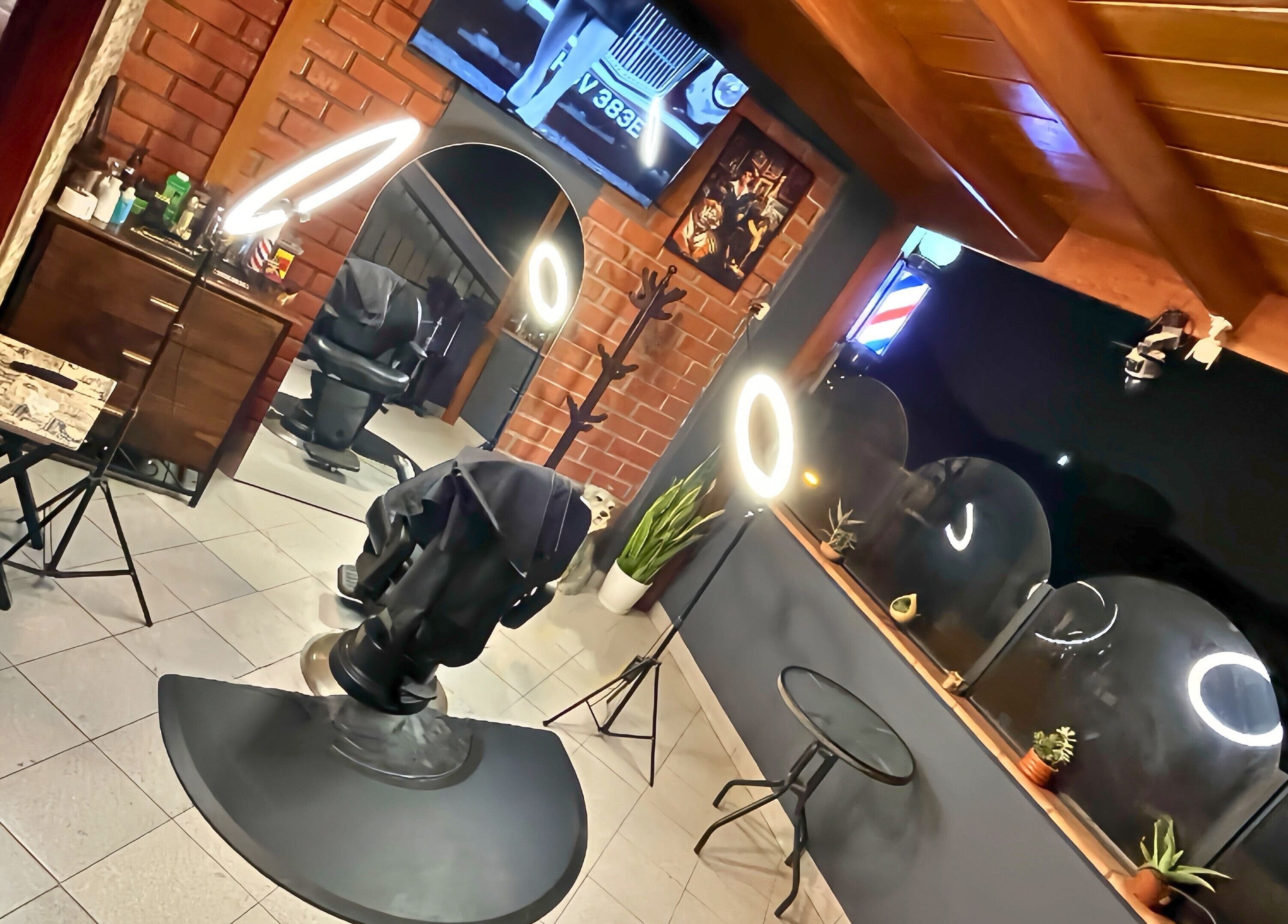 Interior moderno de Randy Chang Barberstudio en La Molina, Provincia De Lima, PE con sillas y luces profesionales.