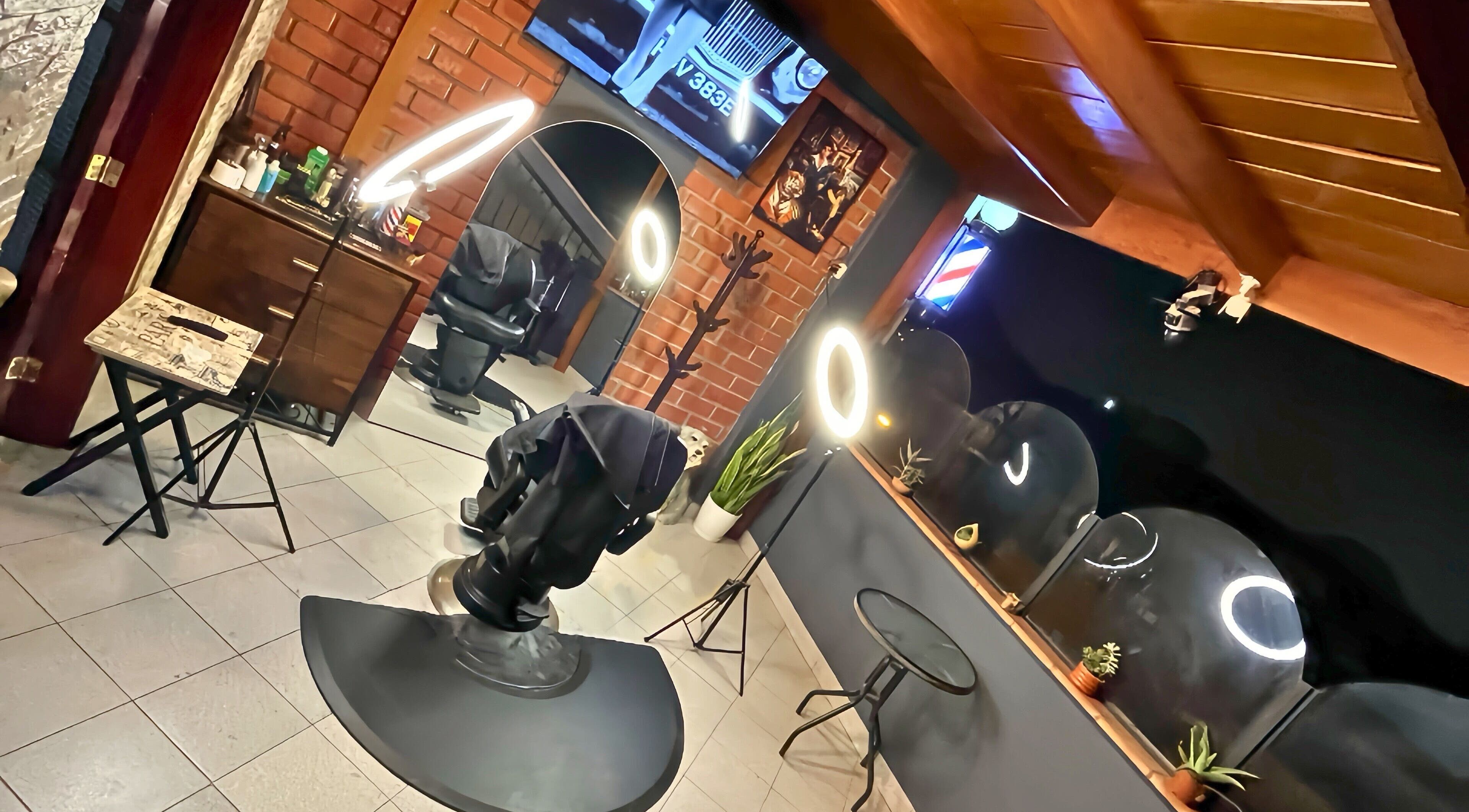 Interior moderno de Randy Chang Barberstudio en La Molina, Provincia De Lima, PE con sillas y luces profesionales.