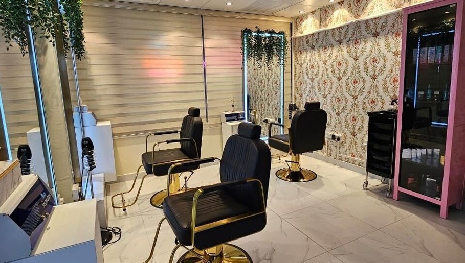 Chic styling area at Renu Sachdeva Beauty Saloon in Abu Dhabi, adorned with modern decor and comfortable chairs.