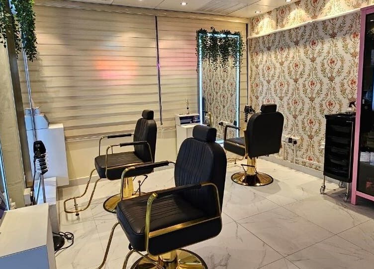 Chic styling area at Renu Sachdeva Beauty Saloon in Abu Dhabi, adorned with modern decor and comfortable chairs.