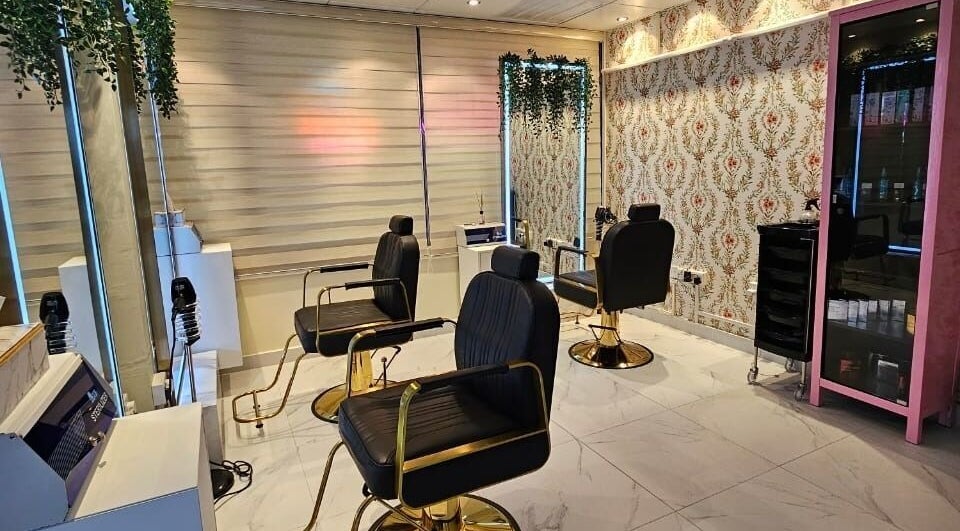 Chic styling area at Renu Sachdeva Beauty Saloon in Abu Dhabi, adorned with modern decor and comfortable chairs.