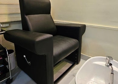Comfortable pedicure chair at Renu Sachdeva Beauty Saloon in Abu Dhabi, AE offering premium relaxation services.