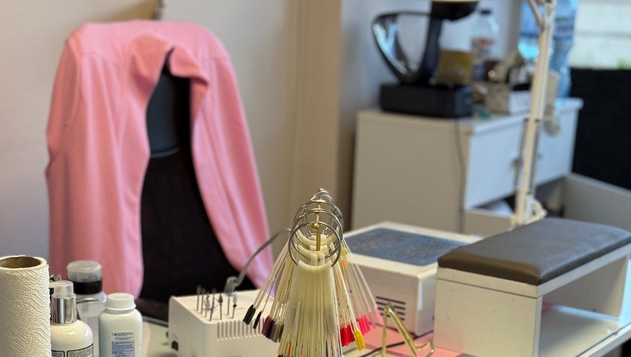Уютна маникюрна зона в Iana Nails Studio, София, Софийска област, BG с инструменти и лакове.