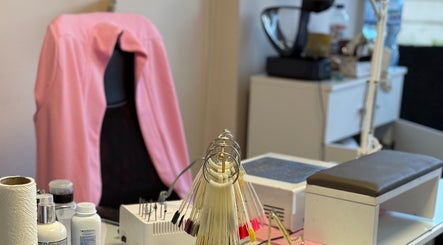 Уютна маникюрна зона в Iana Nails Studio, София, Софийска област, BG с инструменти и лакове.
