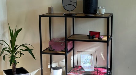 Стайлна етажерка в Iana Nails Studio, София, Софийска област, BG с растения и декорации.