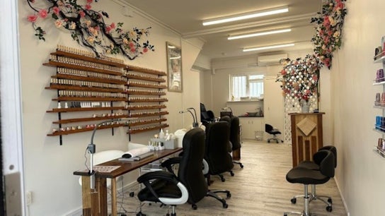 Royal Nails and Beauty