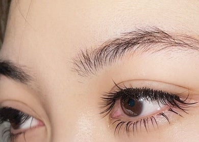 MIU MIU EYELASHES在悉尼新南威尔士的美丽卷翘睫毛特写。