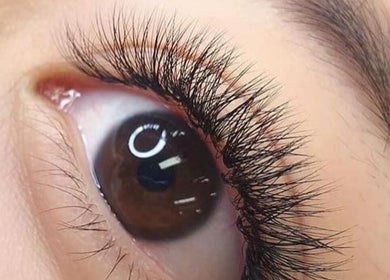 MIU MIU EYELASHES 在悉尼新南威尔士的精美睫毛效果，展现自然的浓密和卷翘。