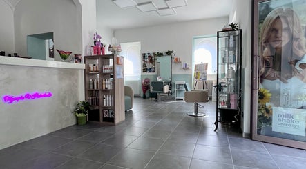 Olympia V Hairstudio