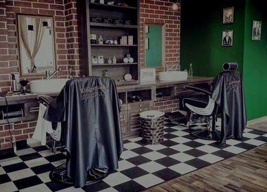 Interiér Kingsman The Barber Shop s.r.o. v Kladno, Středočeský Kraj, CZ s elegantním designem.