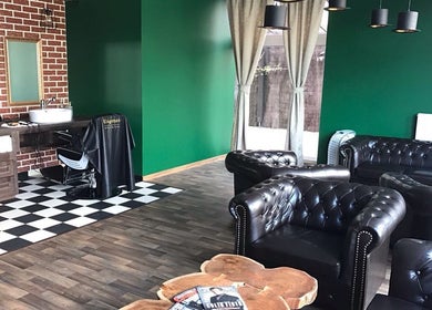 Interiér Kingsman The Barber Shop s.r.o. v Kladnu, Středočeský Kraj, CZ s luxusními koženými sedačkami.