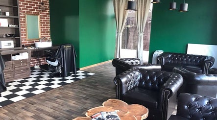 Interiér Kingsman The Barber Shop s.r.o. v Kladnu, Středočeský Kraj, CZ s luxusními koženými sedačkami.