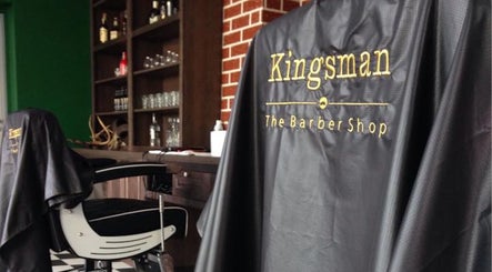 Interiér Kingsman The Barber Shop s.r.o. v Kladno, Středočeský Kraj, CZ s moderním křeslem a stylovým salonem.