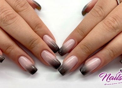 Όμορφα διαβαθμισμένα νύχια από το Nails 4 You, Καλλιθέα, GR. Μοναδικός σχεδιασμός για στυλ και κομψότητα.