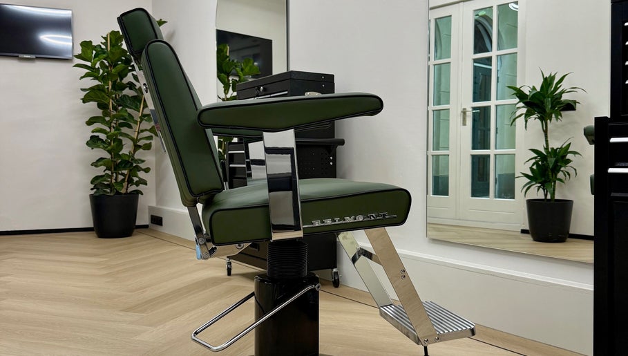 Groene salonstoel in CTDthelabel, Oosterhout, Noord-brabant, NL.