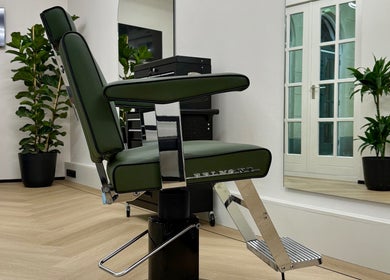 Groene salonstoel in CTDthelabel, Oosterhout, Noord-brabant, NL.