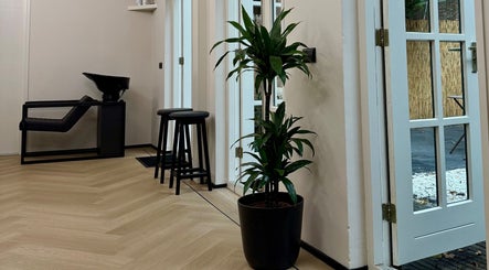 Moderne salonhoek bij CTDthelabel, Oosterhout, Noord-brabant met stijlvolle inrichting en groen.