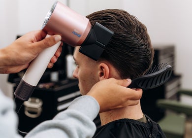 Kapper blaast stijlvol haar bij CTDthelabel in Oosterhout, Noord-brabant, NL.