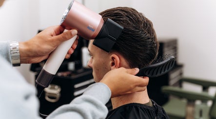 Kapper blaast stijlvol haar bij CTDthelabel in Oosterhout, Noord-brabant, NL.