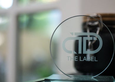 CTDthelabel logo op elegante glasplaat, locatie Oosterhout, Noord-brabant, NL