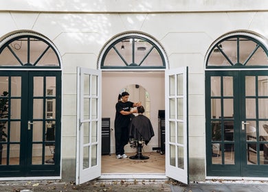 Kapper aan het werk bij CTDthelabel, Oosterhout, Noord-brabant, NL.