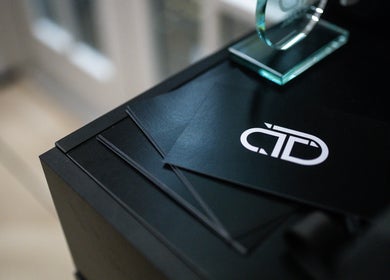 CTDthelabel logo op zwarte kaarten bij CTDthelabel in Oosterhout, Noord-brabant, NL.