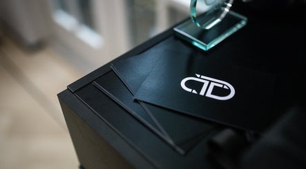 CTDthelabel logo op zwarte kaarten bij CTDthelabel in Oosterhout, Noord-brabant, NL.