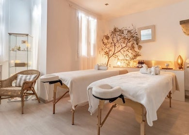 Sala de masajes en Moon Relax Spa, Barcelona, Catalunya, ES, con decoración acogedora y mesas de masaje.