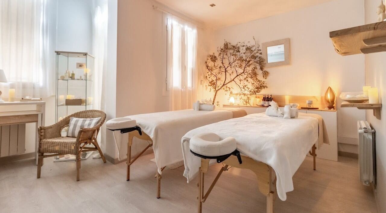 Sala de masajes en Moon Relax Spa, Barcelona, Catalunya, ES, con decoración acogedora y mesas de masaje.