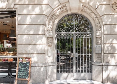 Entrada de Moon Relax Spa en Barcelona, Catalunya, ES con diseño arquitectónico elegante.